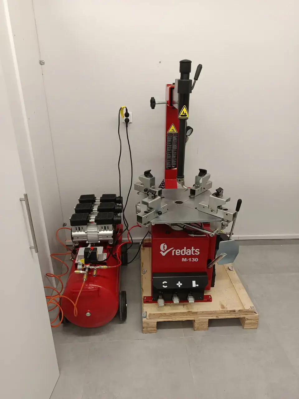 The Redats M-130 tyre changer and the workshop's compressor.